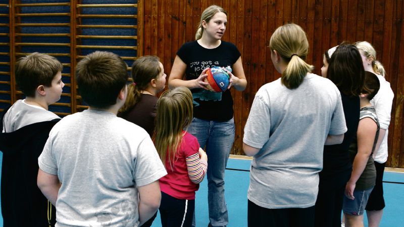 I mírně obézní děti potřebují pravidelný pohyb pod vedením učitele nebo trenéra.