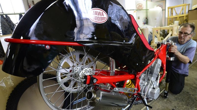 Firma D-ANA obnovila výrobu plochodrážních motocyklů Jawa v Divišově. Snímek je z 26. listopadu.