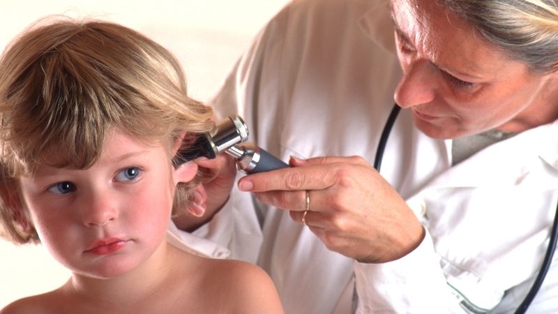 Zánět středního ucha dokáže děti velmi potrápit