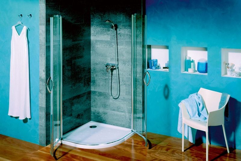 Čtvrtkruhový sprchový kout je vhodný zejména do menších koupelen. Dvoudílnou zástěnu otevíráme jako dveře. Sprchová vanička Malta, šířka 90 cm, hloubka 90 cm, výška 4,5 cm. Cena od 5623 Kč. 