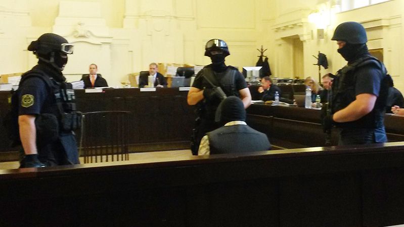 Daniel Dimitrov (sedící) chodí k soudu v neprůstřelné vestě a kuklou na hlavě.