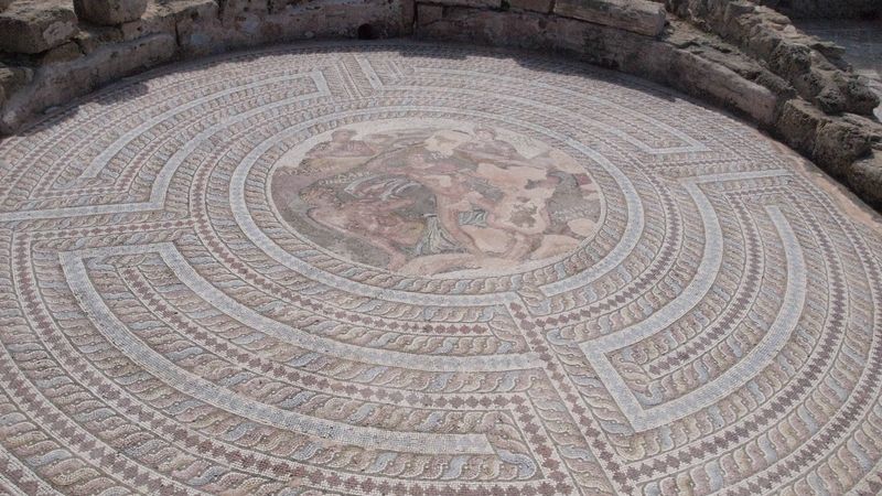 Světový unikát: mozaika byla zničena při zemětřesení ve 3. stol. n. l. a již tehdy restaurována. Vyobrazuje Thésea v labyrintu v zápase s Mínotaurem, na levé půlce na ně kouká Ariadné.