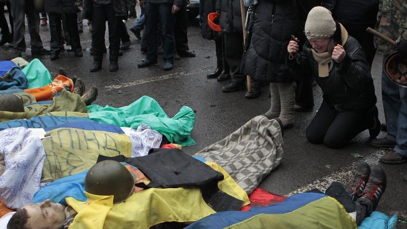 Ukrajinci uctívají oběti násilí. 