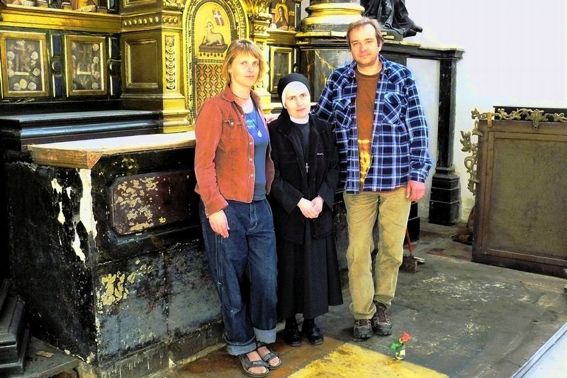 Řádová sestra Anna Koláčková s restaurátory Marií Stádníkovou a Denisem Anfilovem u údajného naleziště ostatků sv. Anežky před hlavním oltářem kostela sv. Haštala. Snímek je z dubna 2009.