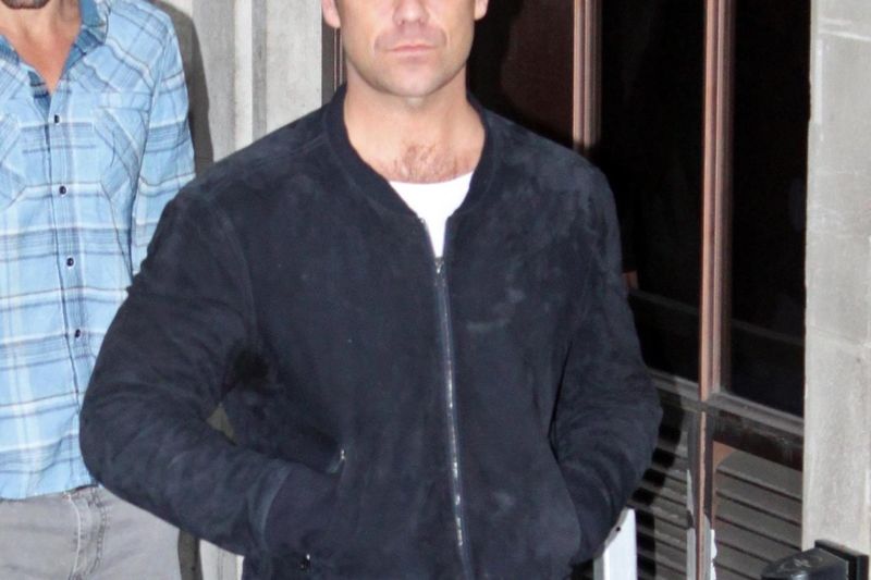 Robbie Williams shodil pod vedením přísného trenéra za měsíc neskutečných dvacet kilogramů.