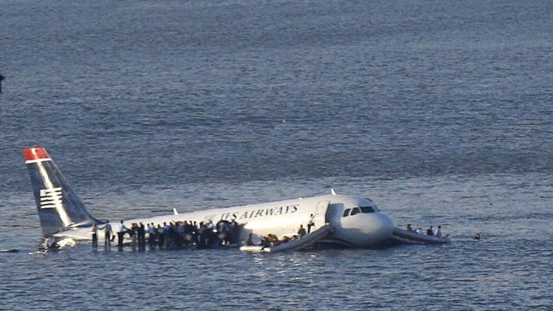 Cestující čekají na křídle letadla na záchranu