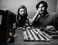 Mladý Steve Jobs (vpravo) si nechává narůst vousy jako Wozniak.