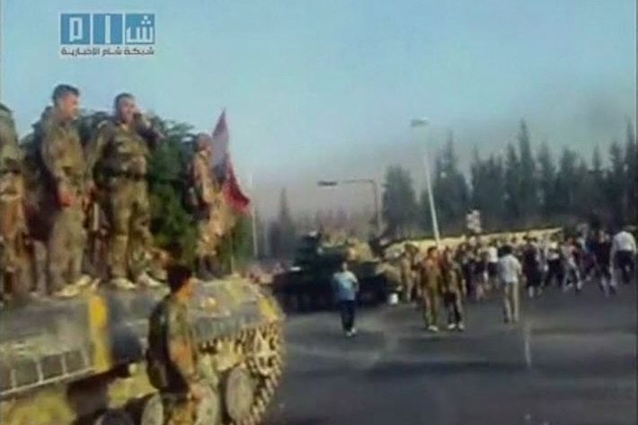 Tanky vjíždí do syrského Hamá.