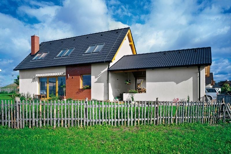 Na hlavní obytnou část, která má typický tradiční tvar českého venkovského stavení, navazuje přistavěná garáž ve stejném duchu, jen s nižší výškou stropu a menším sklonem střechy. 