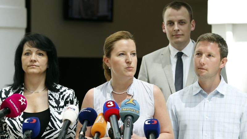 Zleva Dagmar Navrátilová, Karolína Peake, Viktor Paggio a Radim Vysloužil na tiskové konferenci z 18. června 2013
