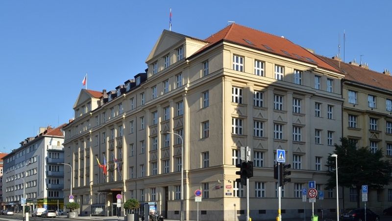 Seniorka v Praze na ulici zfackovala cizí dítě. Podle úřadů jen přestupek za pětistovku