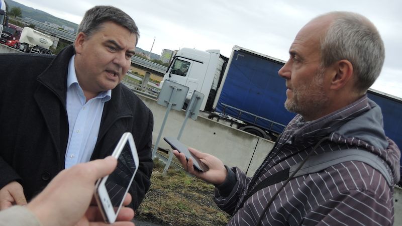 Ředitel zlínské pobočky ŘSD odpovídá na otázky novinářů při zahájení výstavby jihovýchodní části obchvatu Otrokovic.