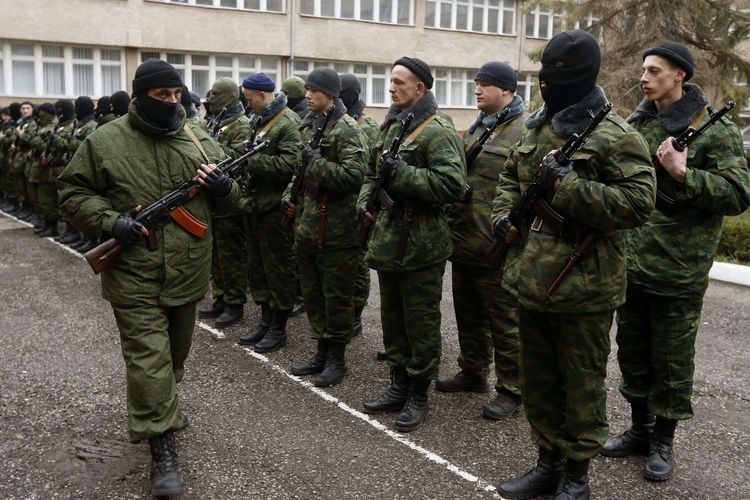 Ruští příslušníci v uniformách bez označení