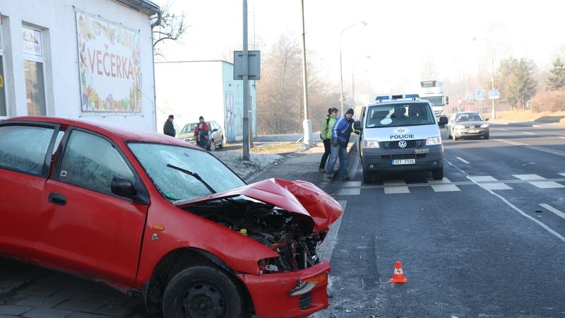 Mazda byla po nárazu do dodávky zcela zničena, spolujezdec řidiče utrpěl těžké zranění.