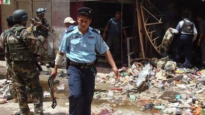 Policista na místě jednoho z předchozích atentátů v Dijále. 