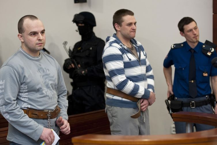Obžalovaní Luboš Nigrin (vlevo) a Roman Brykner (druhý zprava) u Krajského soudu v Liberci