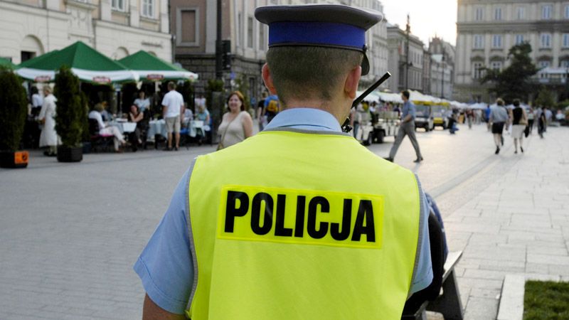 Polský policista v ulicích Krakova