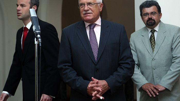 Prezident Václav Klaus s kancléřem Jiřím Weiglem (vpravo).