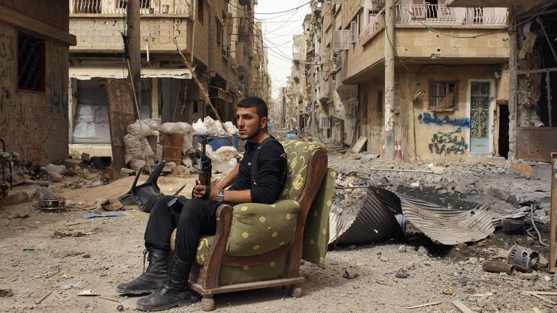 Povstalecký bojovník v syrském městě Dír Az-Zúr
