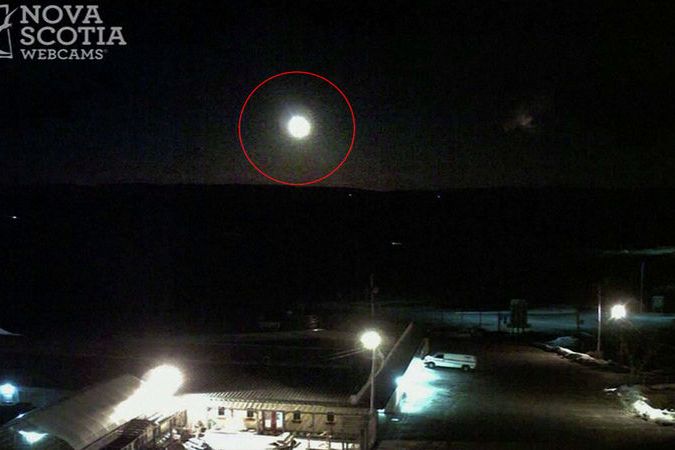 BEZ KOMENTÁŘE: Zářící kouli na obloze zachytily bezpečnostní kamery