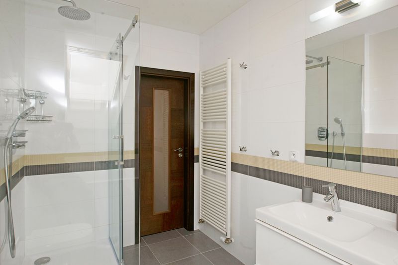 Designově čisté řešení obkladů, hlavně kombinace barev v koupelně v prvním podlaží.
