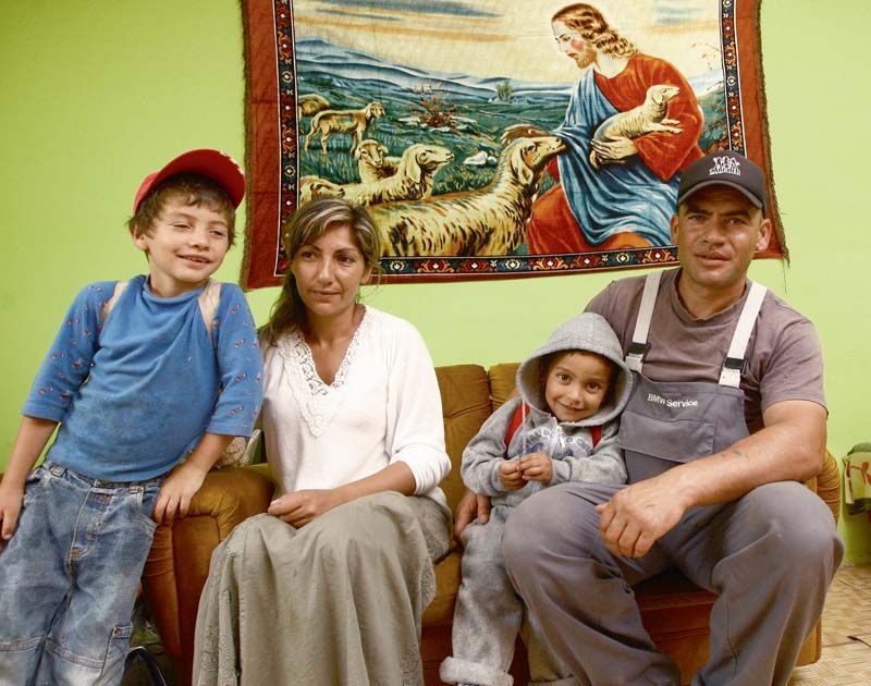 Štefan, místní vajda, a jeho žena Andrea v osadě přivedli ve svých osmatřiceti letech na svět už jedenáct dětí. Dva poslední jsou Miloško a Jakubko. 
