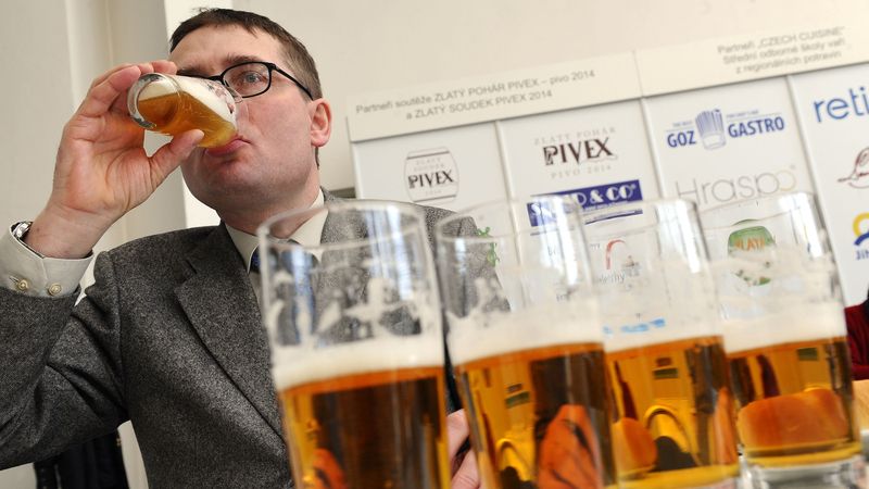 Členové komise hodnotili 24. února v Brně vzorky sudových piv v 1. ročníku soutěže Zlatý soudek Pivex 2014. Na snímku je sládek Budějovického Budvaru Aleš Dvořák.