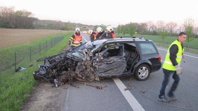 Přední část osobního vozidla byla po nárazu zcela zničena.