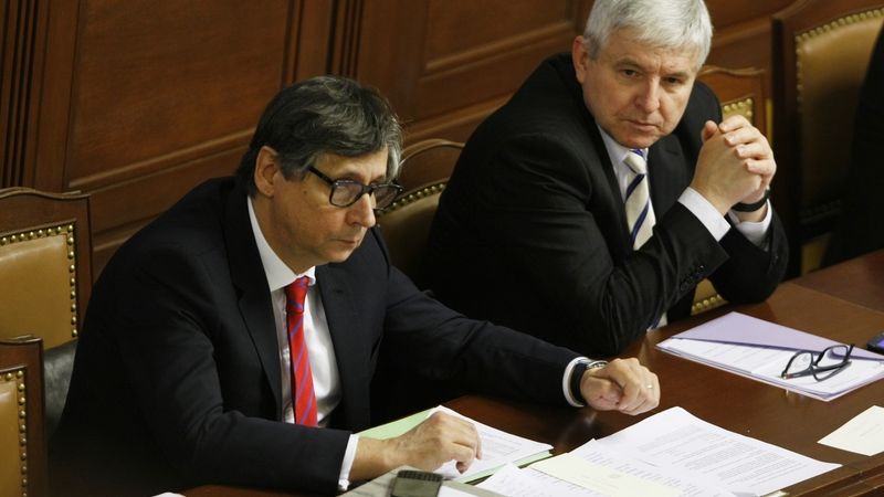 Ministr financí Jan Fischer a premiér Jiří Rusnok během páteční schůze Sněmovny. 