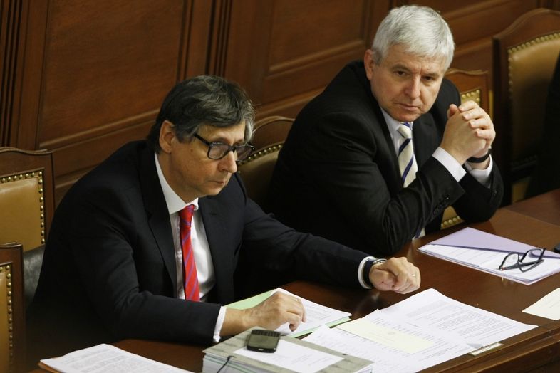 Ministr financí v demisi Jan Fischer a premier v demisi Jiří Rusnok během páteční schůze Sněmovny. 