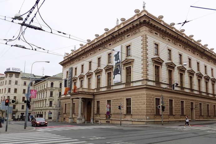 Nejznámější Hansenovou stavbou v Brně asi bude Besední dům