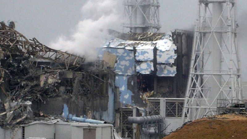 Z poškozené jaderné elektrárny stoupá dým.