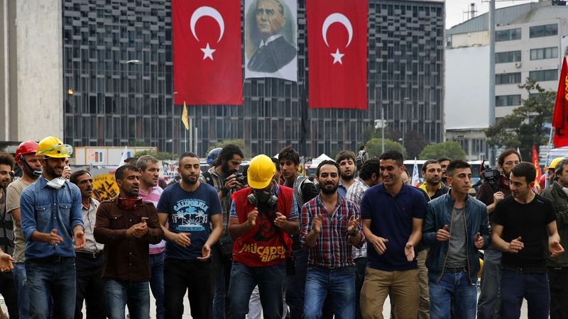 Demonstranti tančí v parku Gezi 