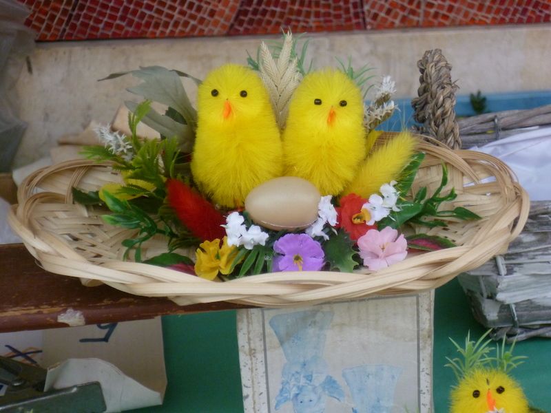 Vajíčka-kuřátka-květy-ošatka jsou nezbytnou dekorací pro sváteční atmosféru jara a velikonočních svátků.