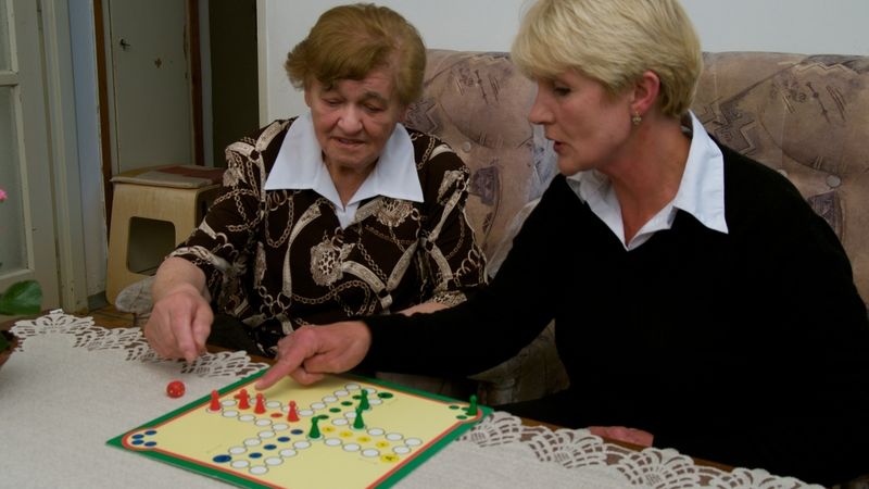 Udržet seniory bystré a aktivní je jedním z mnoha úkolů pracovníka v sociálních službách. 