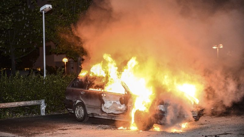 Zapálené auto na stockholmském předměstí Kista 