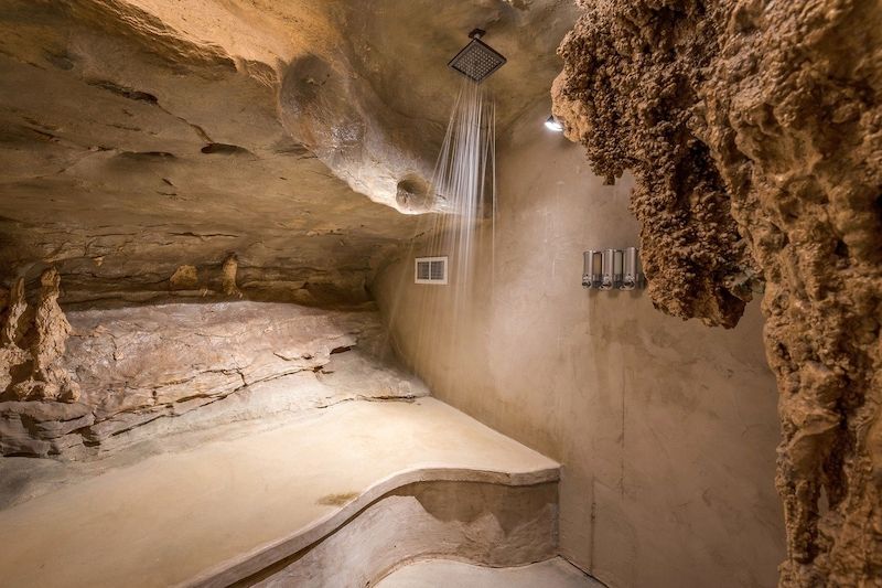 Jeskynní charakter je zachován i v koupelnách.