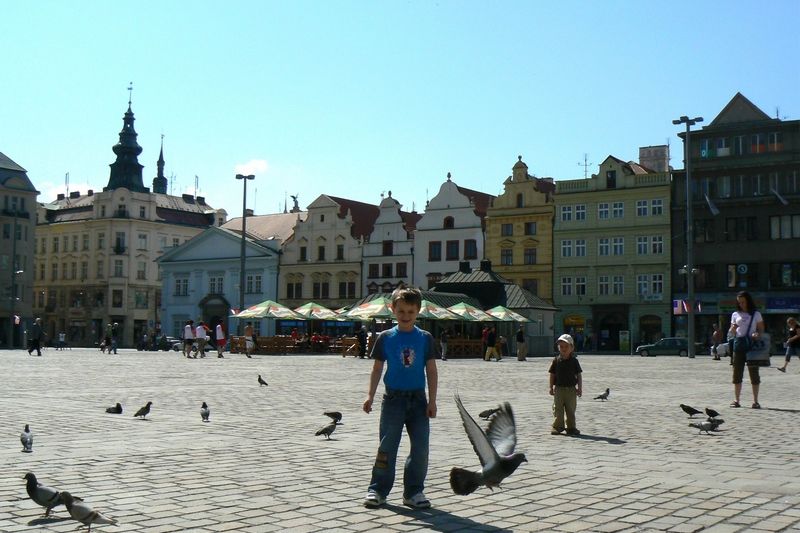 Plzeňské náměstí se zbavilo šedivého asfaltu, nahradila jej kamenná dlažba. 
