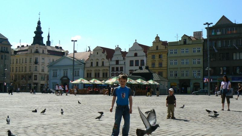 Plzeňské náměstí se zbavilo šedivého asfaltu, nahradila jej kamenná dlažba. 
