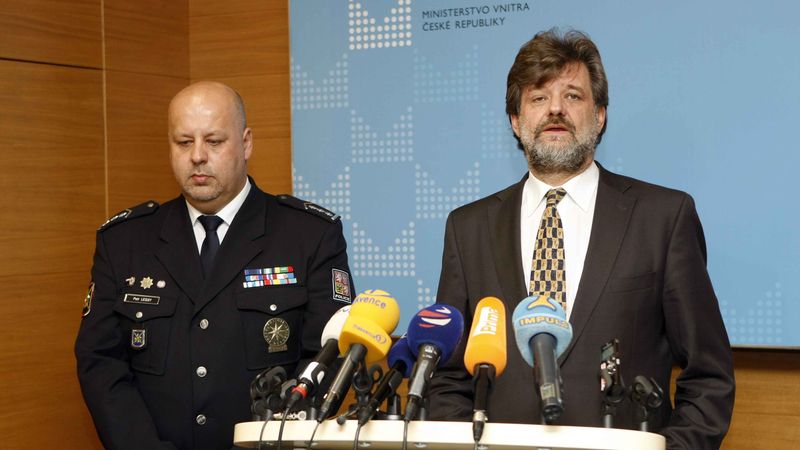 Policejní prezident Petr Lessy a ministr vnitra Jan Kubice (nestr.)
