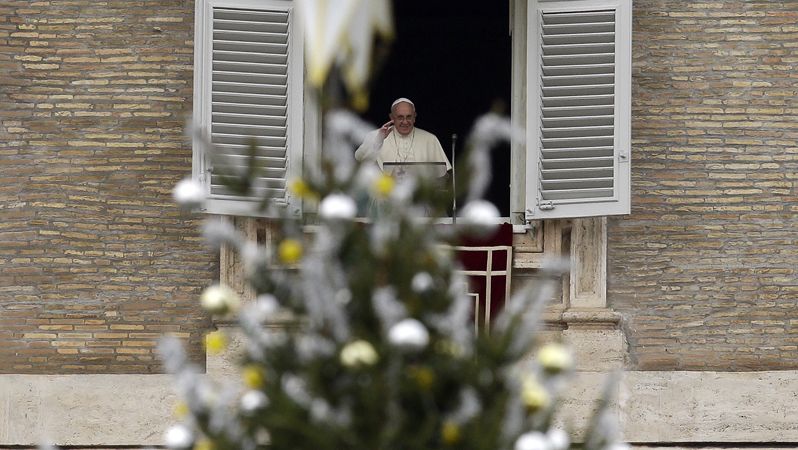Papež František mává věřícím na Svatopetrském náměstí ve Vatikánu
