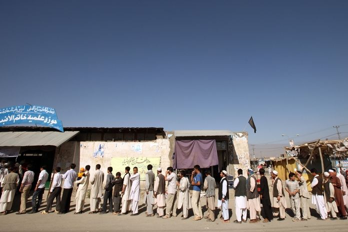 Afghánci čekají před volební místností.