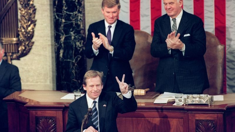 Václav Havel ukazuje symbol vítězství během projevu při zasedání kongresu Spojených států v únoru 1990.
