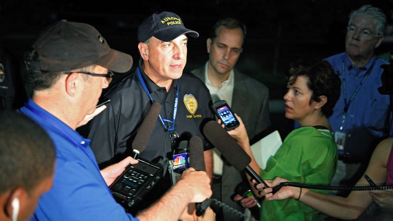 Policejní velitel Daniel Oates odpovídá na dotazy novinářů v komplexu Aurora Mall. 