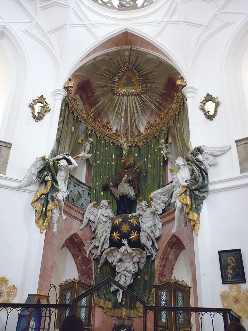 Hlavní oltář, uprostřed se sochou českého světce sv. Jana Nepomuckého.