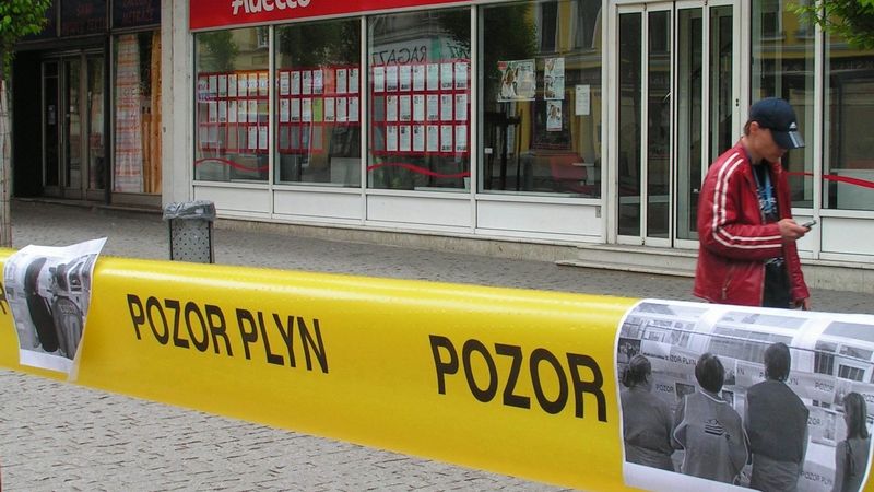 Pravicové extremisty v Ústí čekala i jakási ulička hanby. Tvořily ji široké žluté pásky s nápisem Pozor plyn, na kterých byly nalepeny fotografie lidí nesouhlasících s pochodem, kteří jsou otočeni zády.