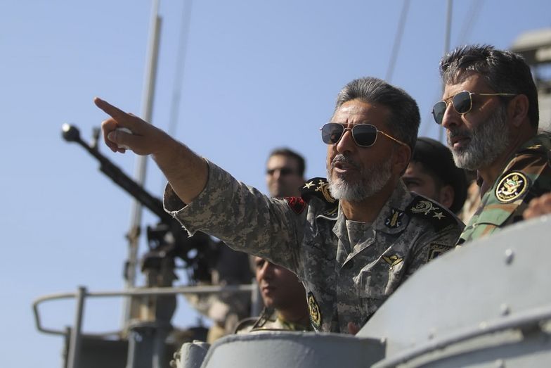 Íránský námořní velitel Habibulláh Sajjárí ukazuje na cíl během cvičení poblíž Hormuzského průlivu. 