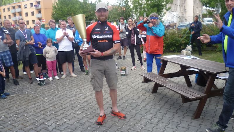 Stanislav Růžička z Křižanova (okres Žďár nad Sázavou) za 772,8 ujetých kilometrů převzal putovní pohár závodu 24 hodin na kole.