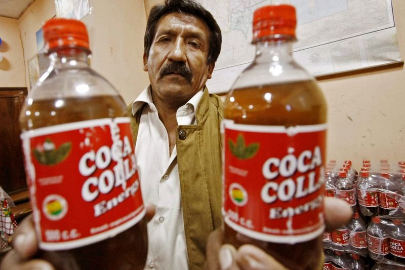 Coca Colla vyráběná z lístků koky v láhvích s červenobílou etiketou.