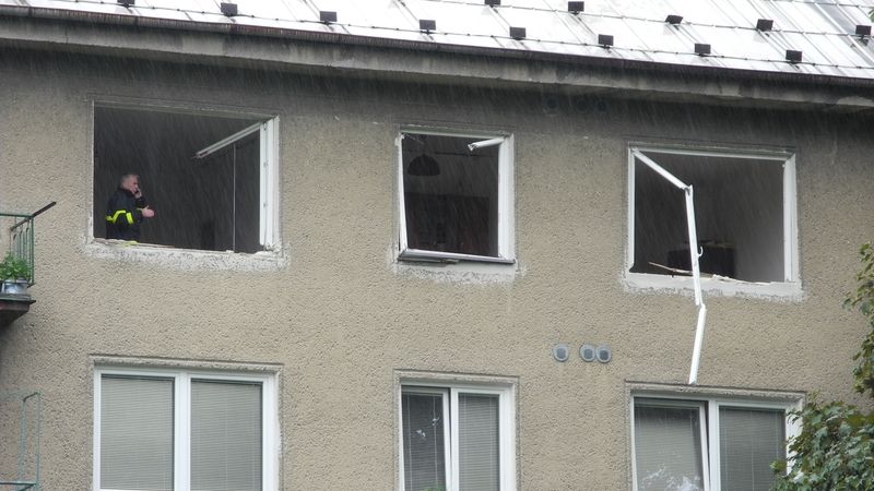 Výbuch v Havířově vysklil a zdemoloval okna domu.